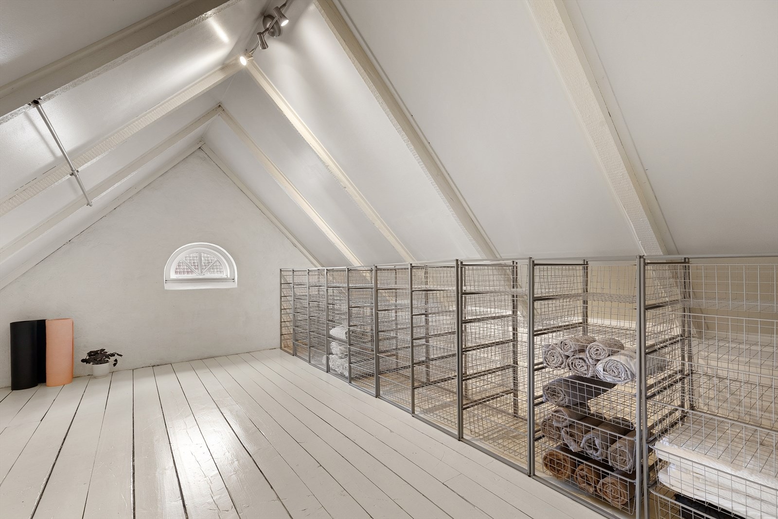 Praktisk loft med lagringsplass Galleribilde