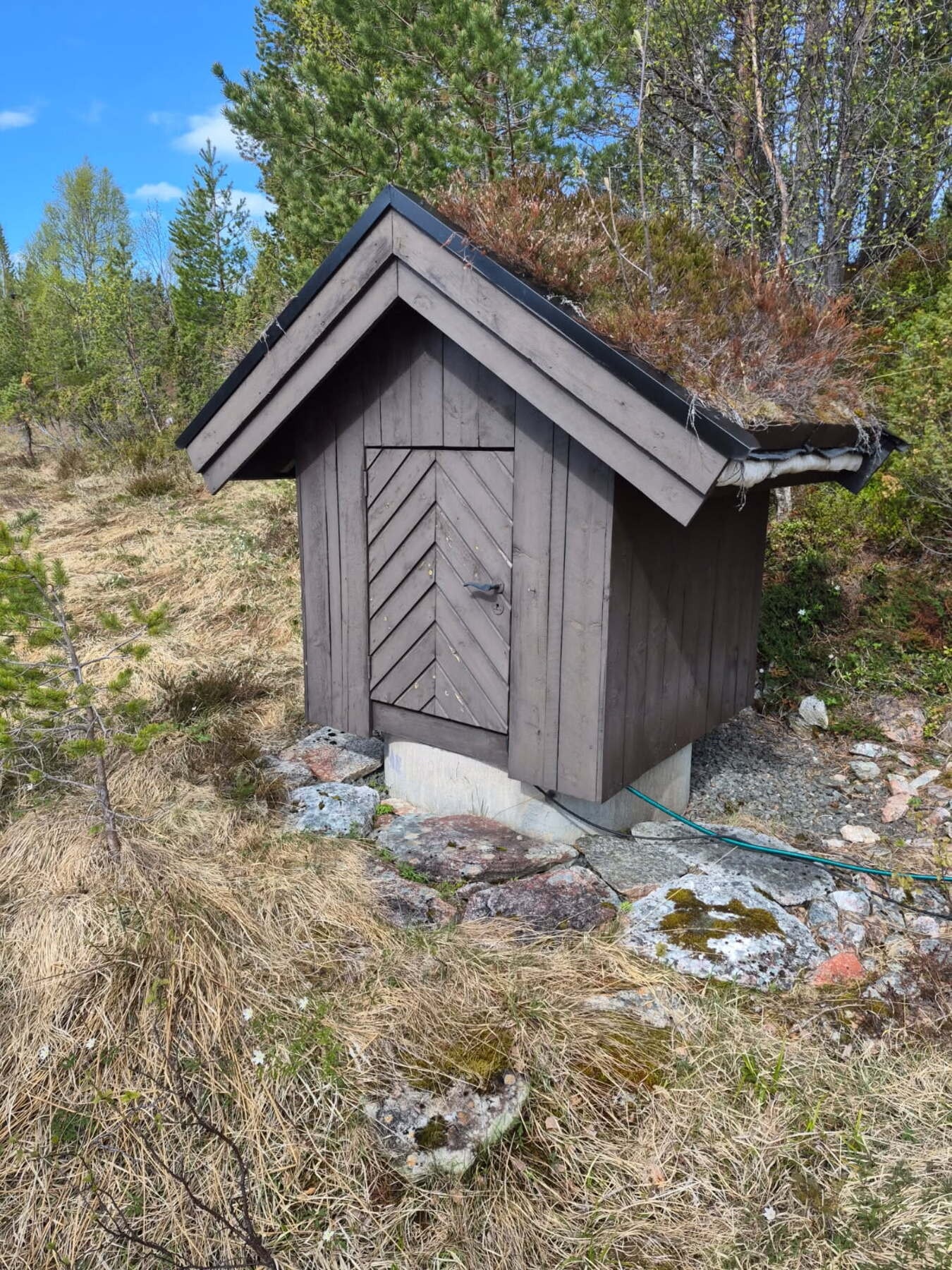Privat foto. Fint brønnhus som er tilknyttet 3 hytter og står på en annen eiendom. Galleribilde