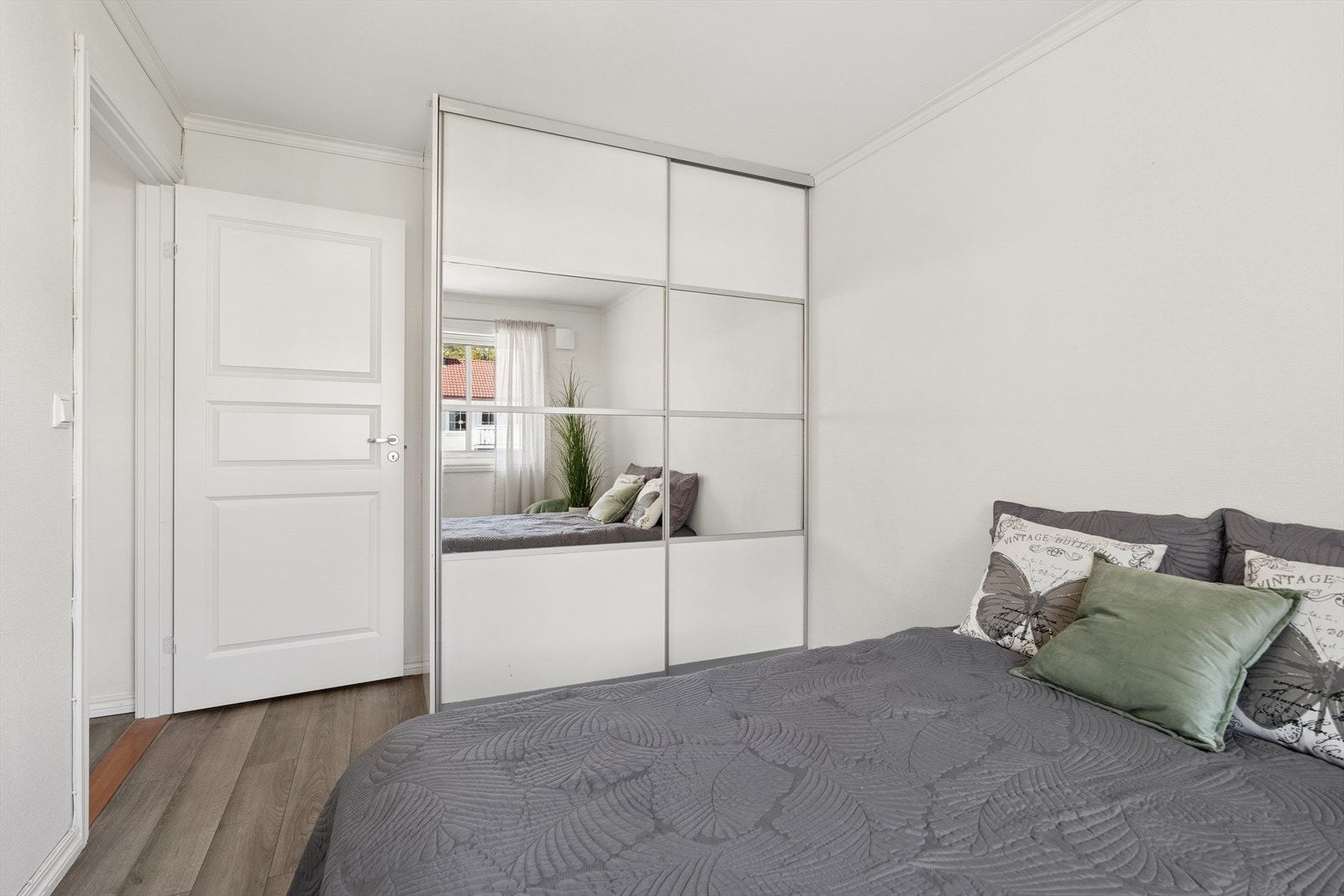 Innebygd skyvedørsgarderobe fra 2014 går det enkelt å pent brette vekk klær! Galleribilde