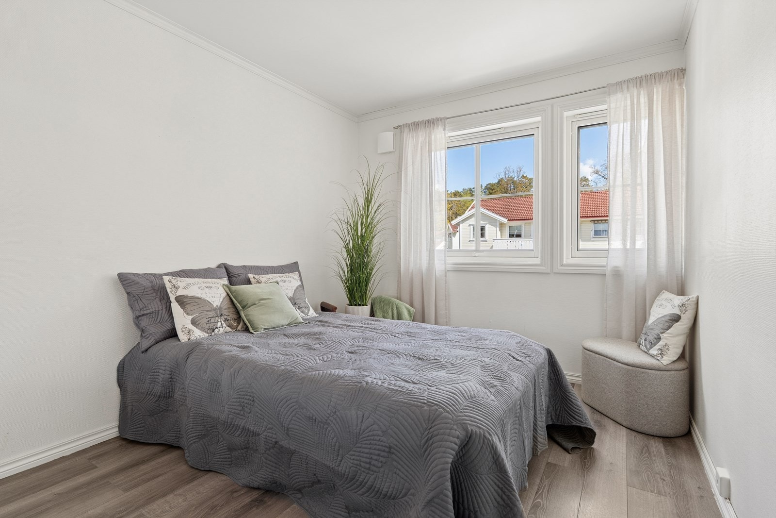 Hovedsovveromet er romlig med god plass for dobbeltseng, nattbord og evt. kommode/skrivebord skulle du ønske det Galleribilde