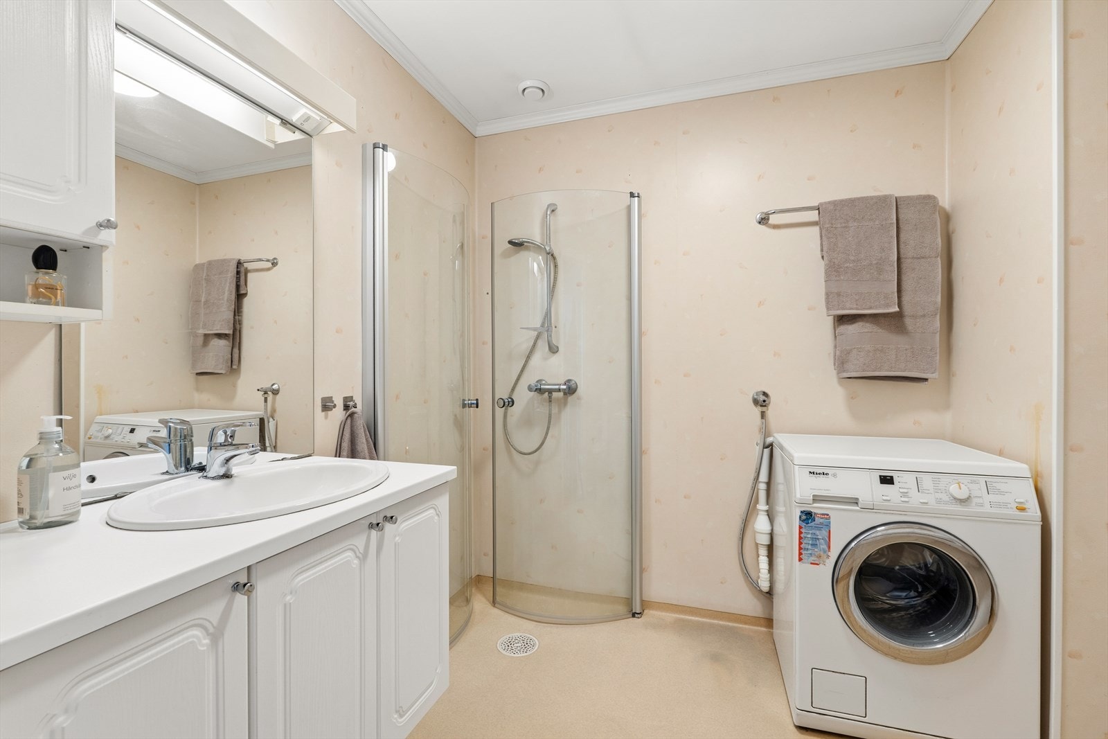 Badet fra 2000 har vinylbelegg på gulv, vegger og malte plater i innvendig tak - Nytt toalett 2023 Galleribilde