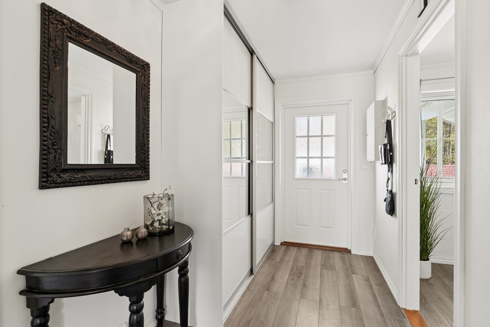 Velkommen hjem! En stor og funksjonell skyvedørsgarderobe fra 2014 gjør at det er enkelt å plassere sko og yttertøy Galleribilde