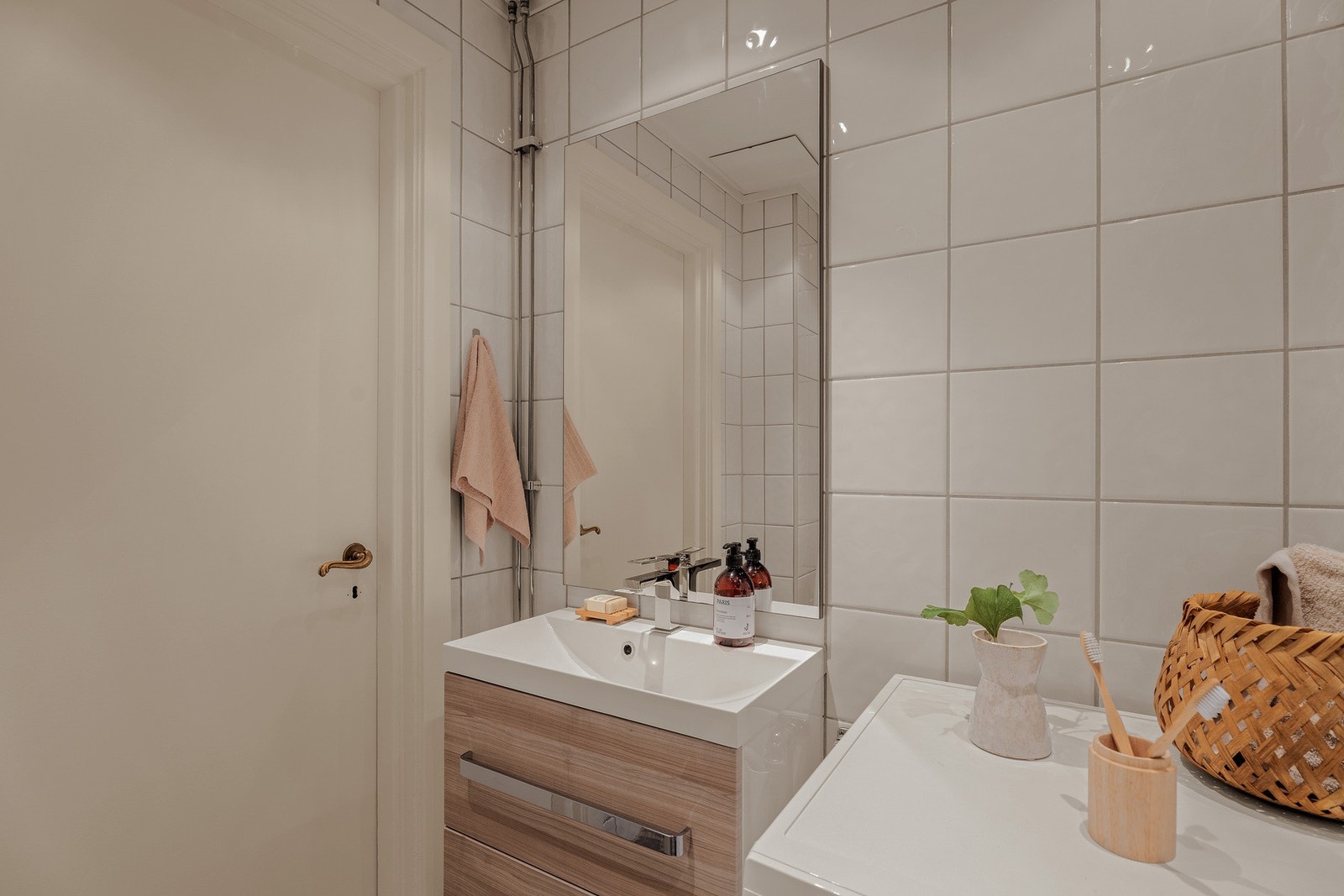 I 2016 fikk badet nye fliser på gulvet, samt nye elektriske varmekabler. Da ble også nytt toalett, nye dusjvegger, ny vask og møbel montert. Galleribilde