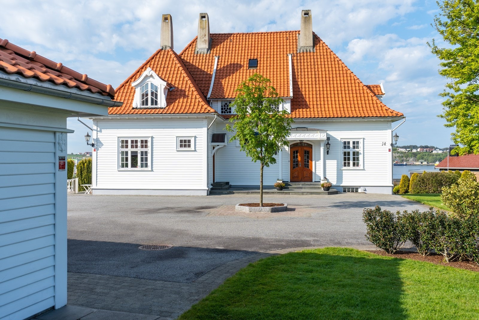 Stort og rommelig gårdstun med god plass Galleribilde