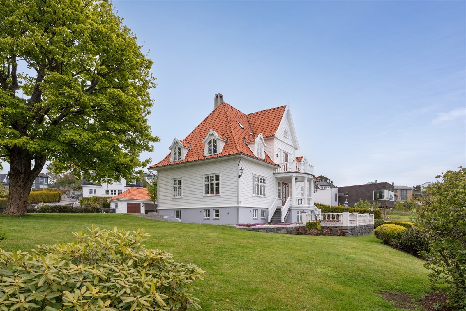 En drømmehage hvor små og store kan boltre seg med lek og ballspill. Galleribilde