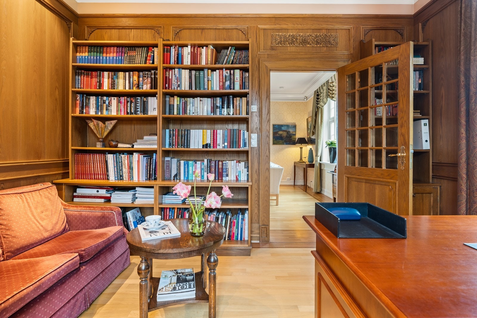 Øst for peisestuen finner du villaens bibliotek med flotte detaljer i eik Galleribilde