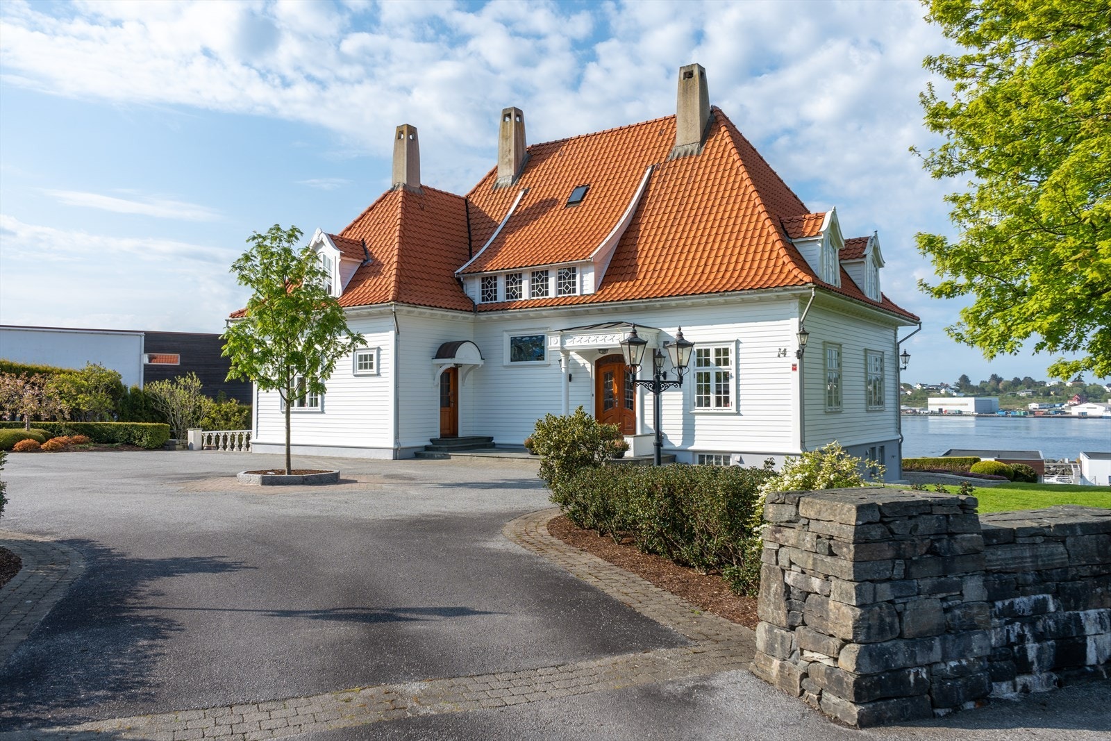 Innkjørselen til eiendommen er rammet inn med flott tørrlødd naturstein Galleribilde