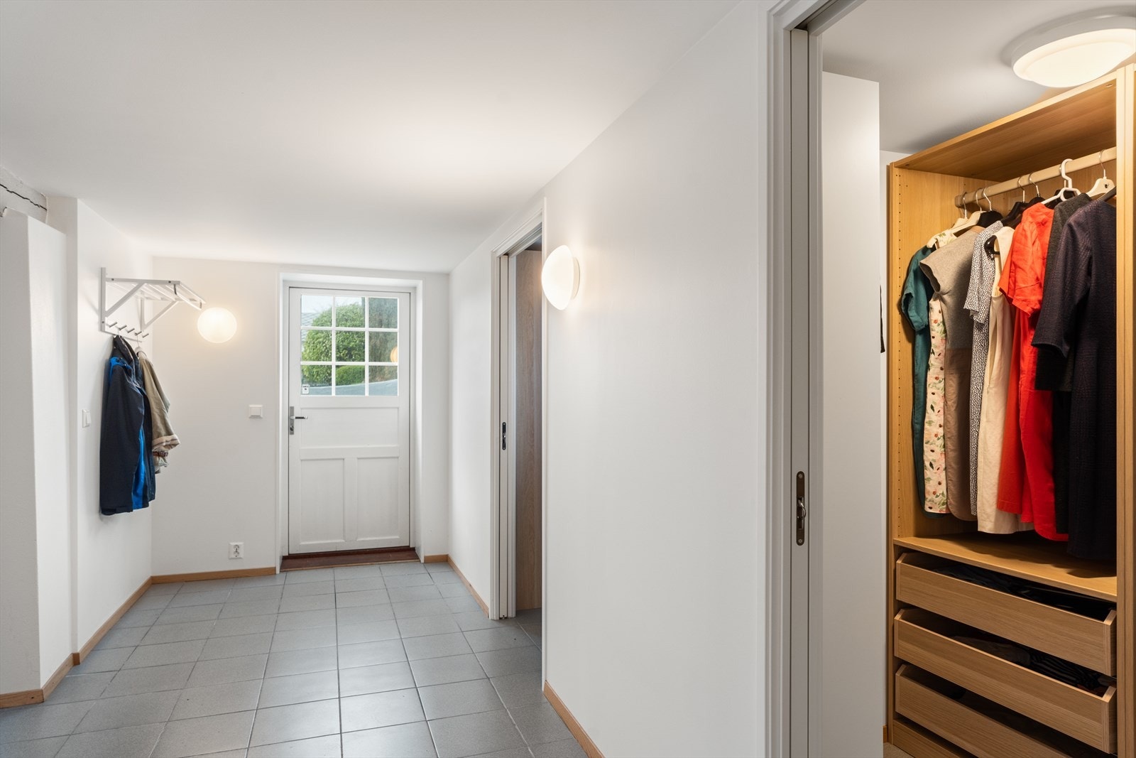 Fra gangen i sokkel er det utgang mot nord. Det er bygget 2 meget kjekke garderober til f.eks yttertøy Galleribilde