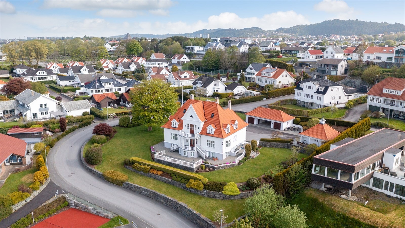 Prakteiendommen ligger i et renommert boligområde på Rossabø. Galleribilde