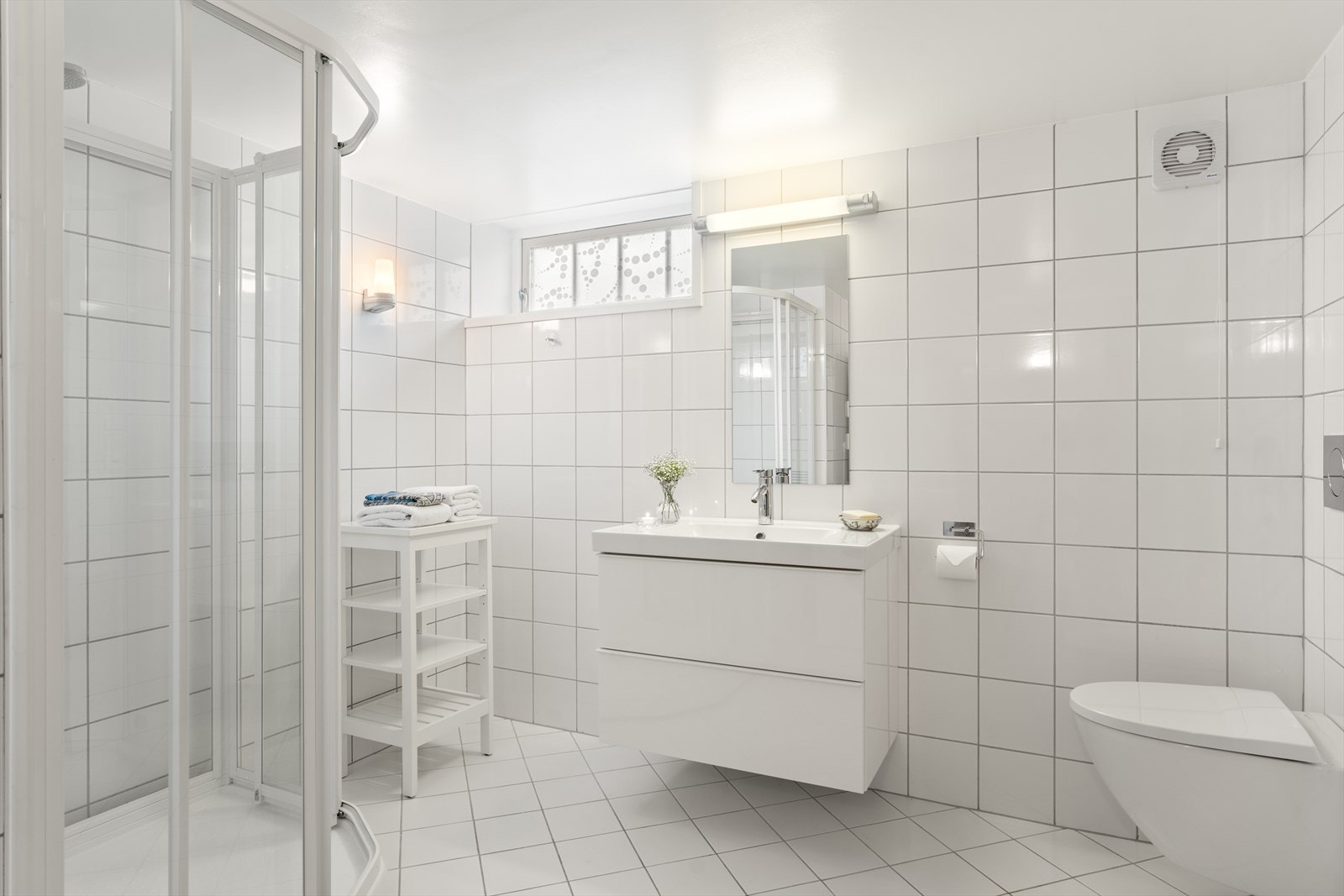 Badet er lyst og trivelig, og har opplegg for vaskemaskin og tørketrommel Galleribilde