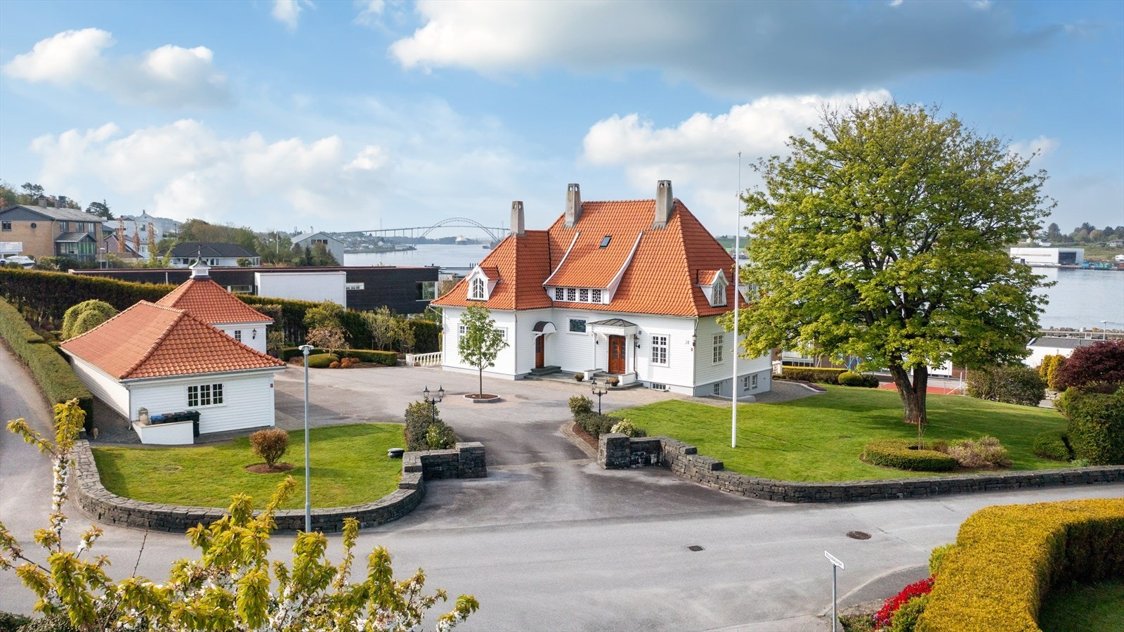Tomten er rikt beplantet og omkranset av flotte tørrlødde natursteinsmurer. Et fantastisk parkanlegg Galleribilde