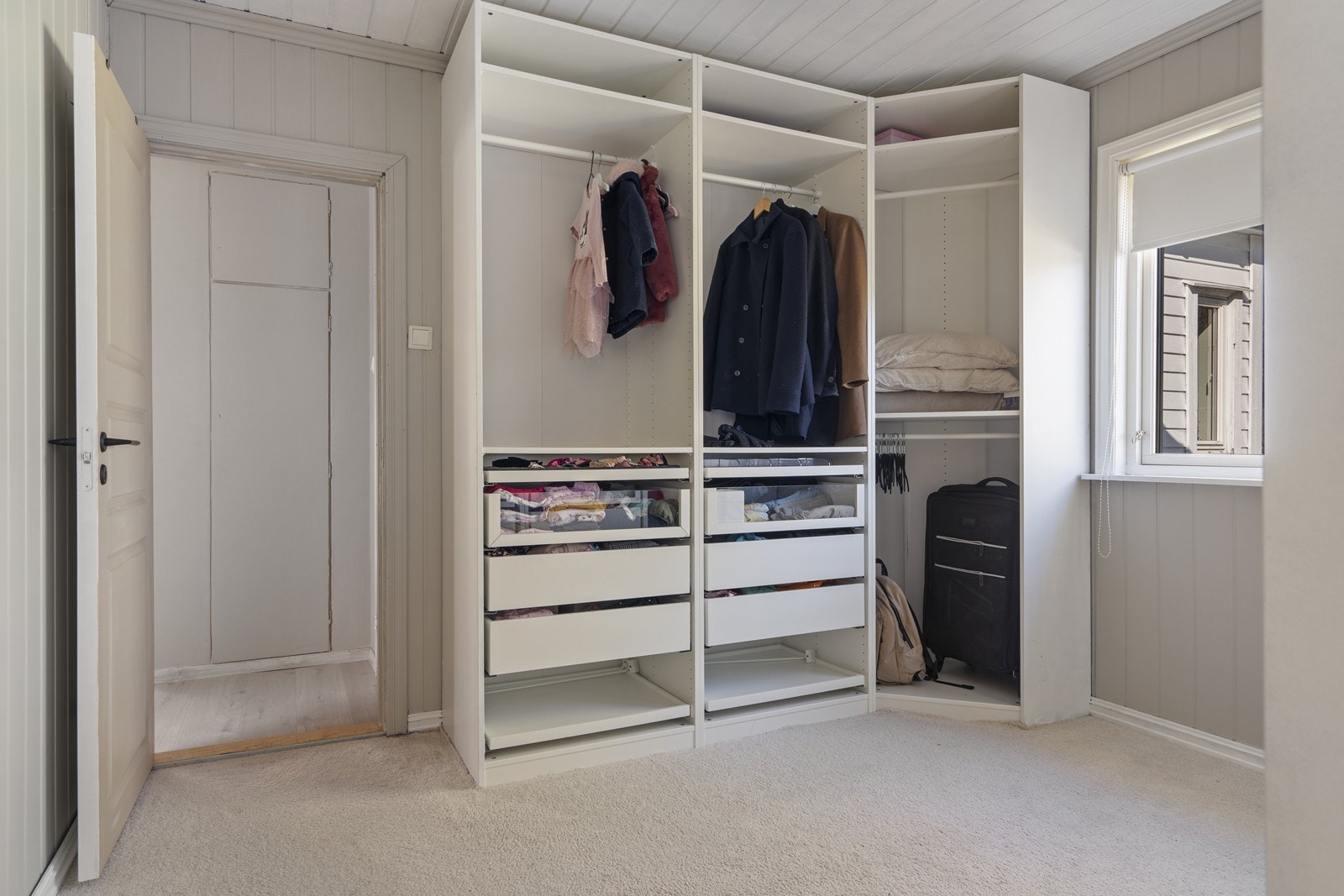 - Tidligere soverom er omgjort til walk-in closet. Her er det også teppe på gulv - Galleribilde