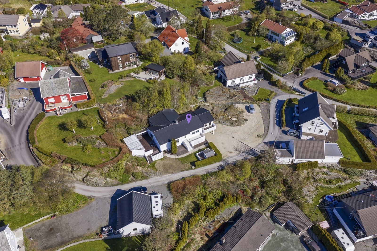 - Stor opparbeidet tomt på ca. 1 328,6 m² med romslig parkering i egen gårdsplass - Galleribilde
