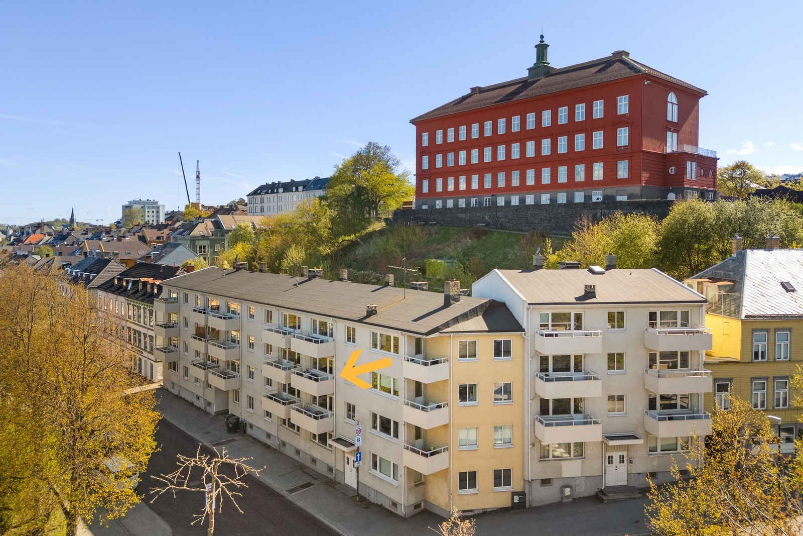 I 2005 ble bygget etterisolert med fornyet fasade og balkonger. Galleribilde