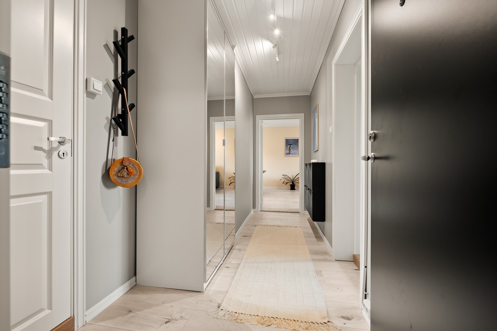 God plass til oppbevaring i garderobe med speilfronter. Galleribilde