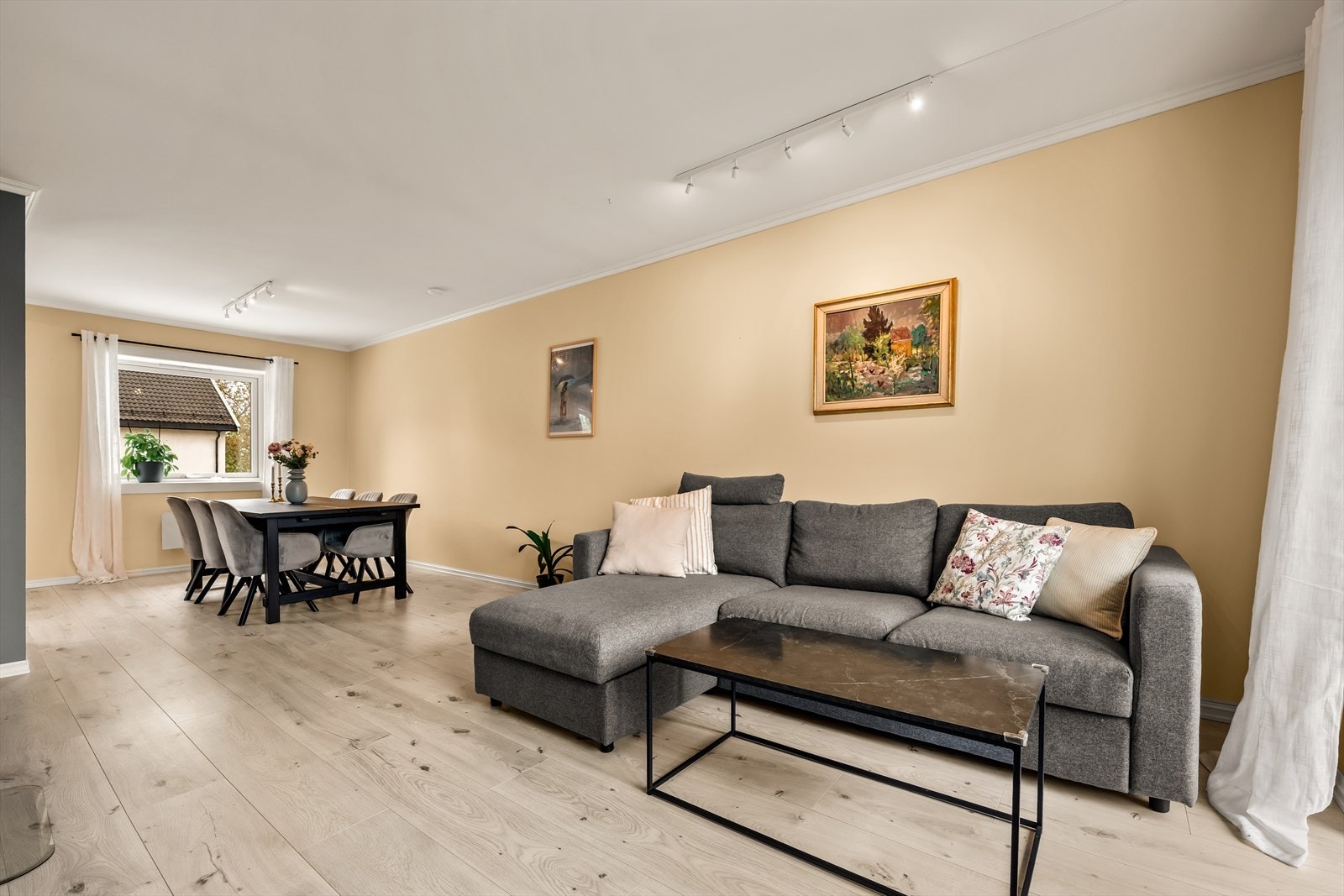 Den åpne løsningen gir god plass til både sofagruppe og spisebord. Galleribilde