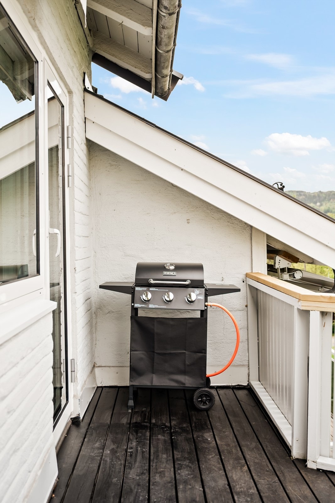 Balkongen er på 11 m² og har god plass til grill og utemøbler. Galleribilde