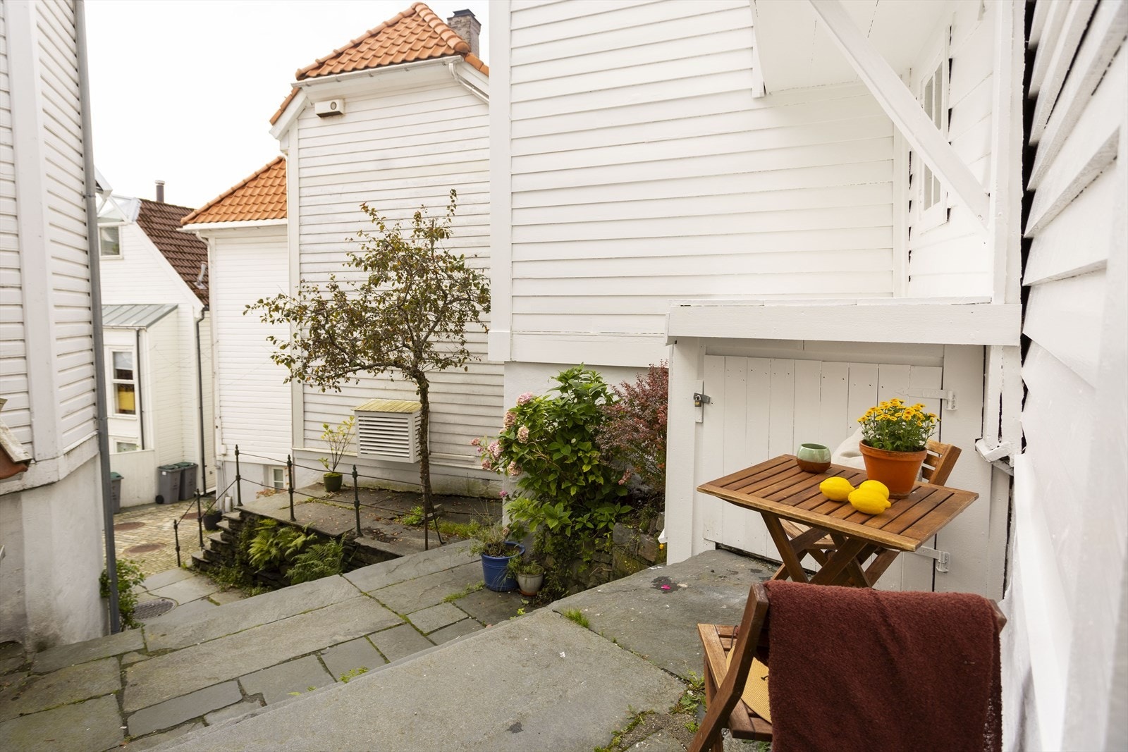 - Her har man plass til en koselig sittegruppe på den hellebelagte plattingen - Galleribilde