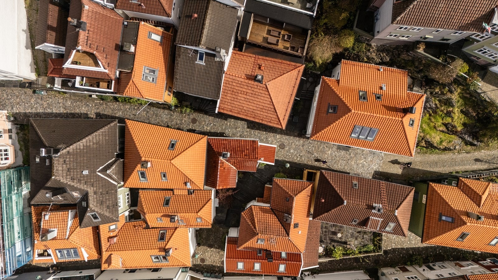 - Boligen ligger i et koselig smau omkranset av brosteinsbelagte gater og flere historiske Bergenshus - Galleribilde
