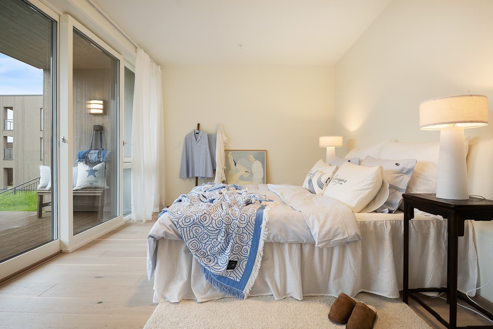 De store glassflatene slipper inn rikelig med naturlig lys.(Det gjøres oppmerksom på at bilder innvendig er av tilsvarende leilighet. Utsikt avviker derfor fra salgsobjektet) Galleribilde