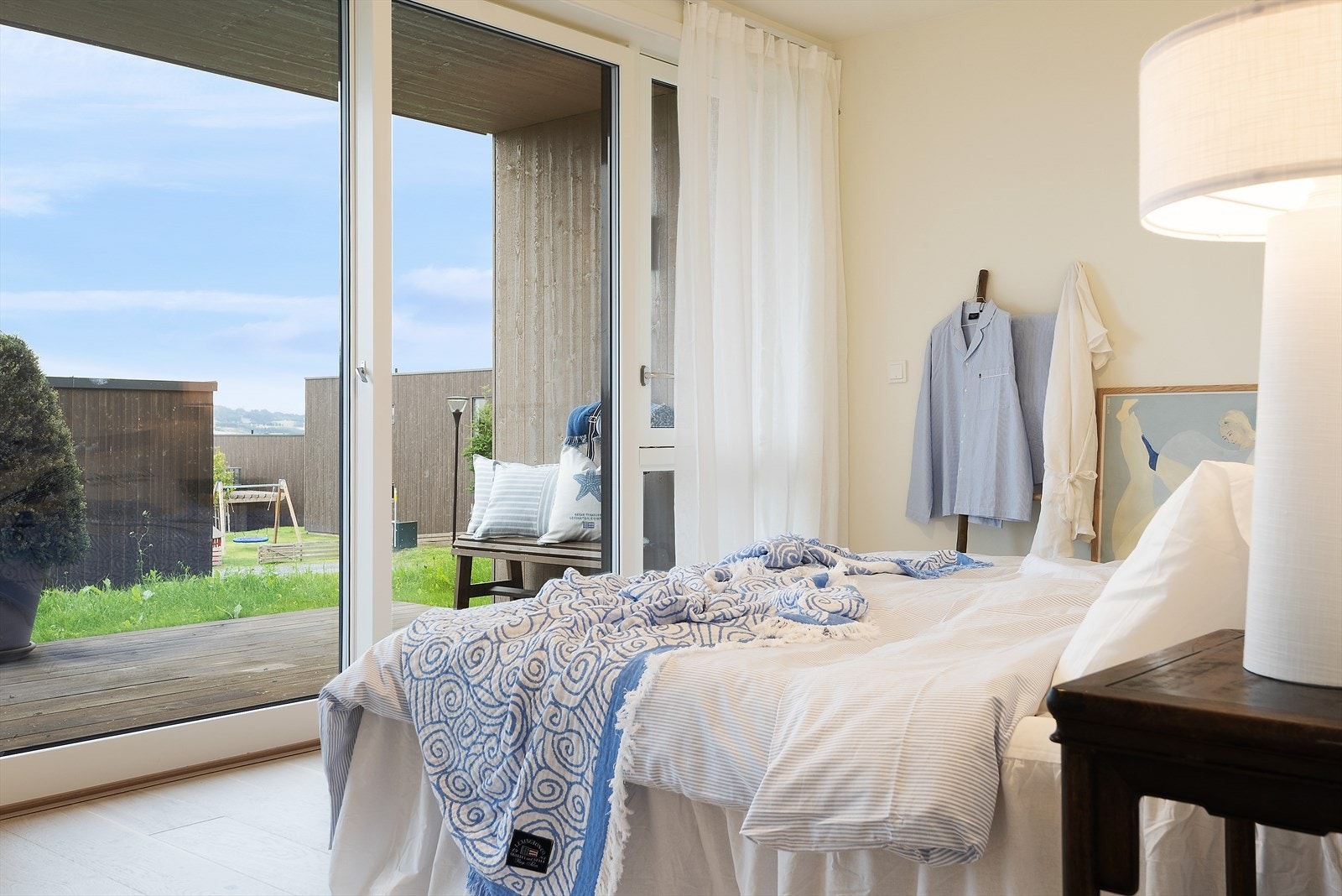 Uteplassen utenfor soverommet gir en privat sone og visker ut skillet mellom inne og ute. (Det gjøres oppmerksom på at bilder innvendig er av tilsvarende leilighet. Utsikt avviker derfor fra salgsobjektet) Galleribilde