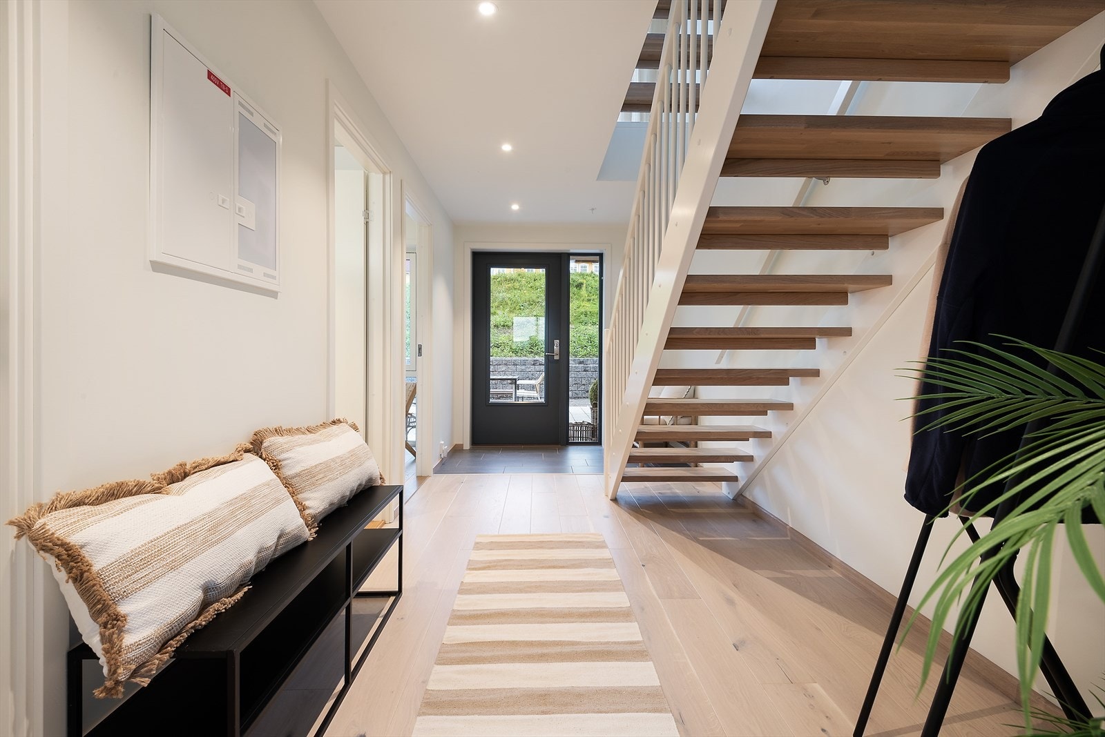 Velkommen inn. Første etasje har en praktisk planløsning med entré, to soverom, bad og en innvendig bod. Galleribilde