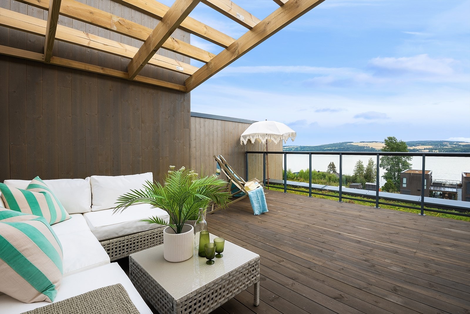 Den store takterrassen er et av boligens høydepunkter, med rikelig med plass for utemøbler og sosialt samvær. (Det gjøres oppmerksom på at bilder innvendig er av tilsvarende leilighet. Utsikt avviker derfor fra salgsobjektet) Galleribilde