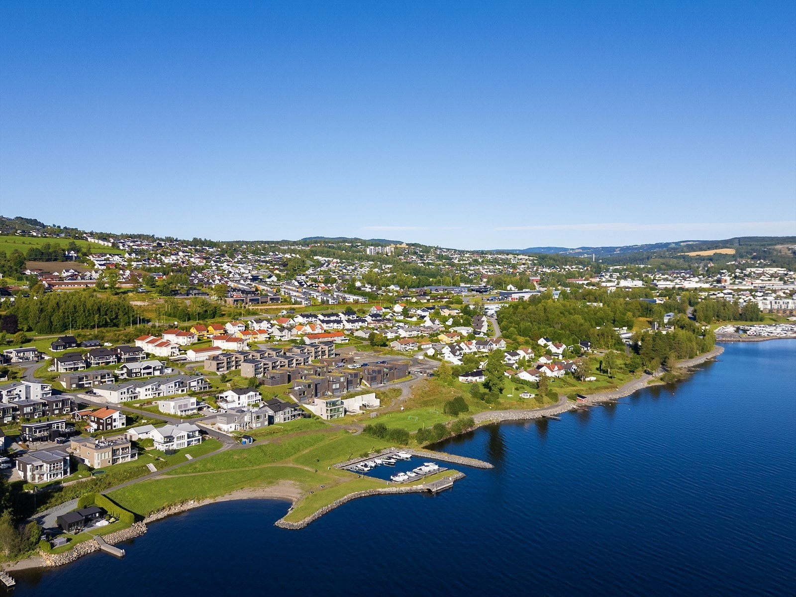 Beliggenheten i et stille og rolig nabolag gir fin utsikt mot Mjøsa og kort vei til rekreasjonsområder. Galleribilde