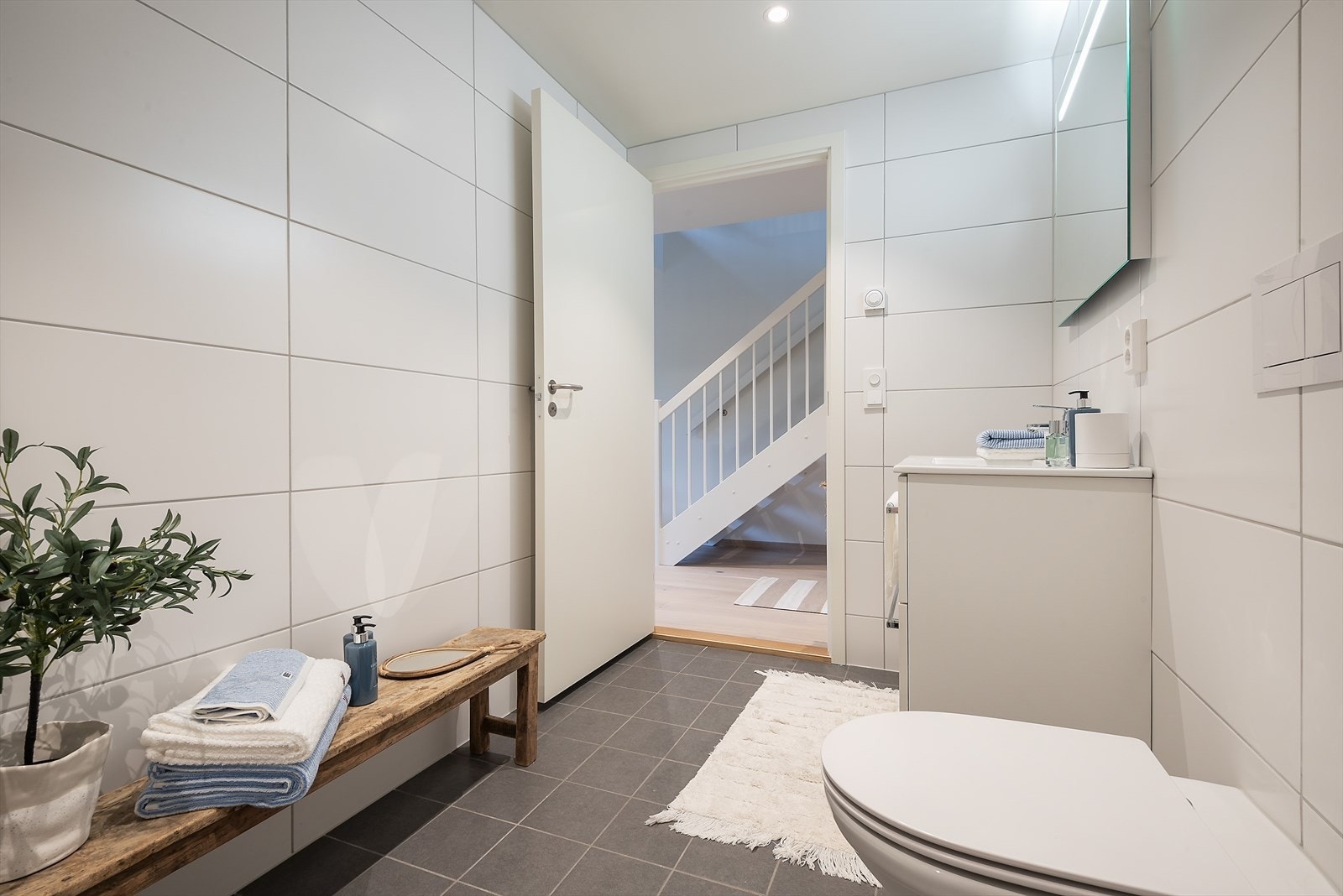 Badet er praktisk plassert i tilknytning til gangen og soverommene. Galleribilde