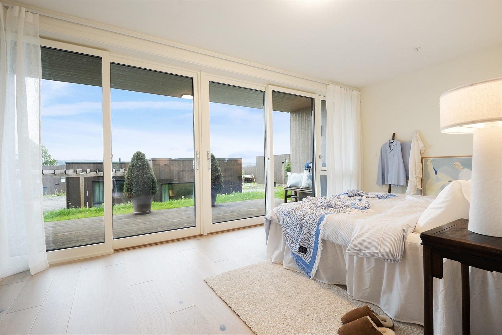 Det ene soverommet i første etasje har store skyvedører med direkte utgang til en terrasseplatting. (Det gjøres oppmerksom på at bilder innvendig er av tilsvarende leilighet. Utsikt avviker derfor fra salgsobjektet) Galleribilde