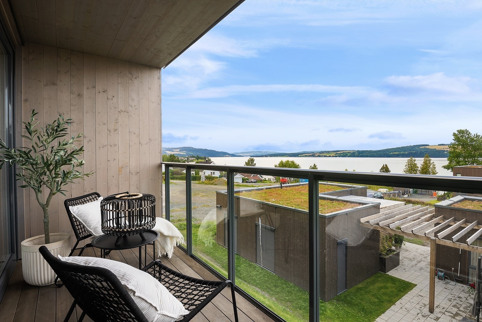 Balkongen har glassrekkverk som sikrer fri sikt mot Mjøsa. (Det gjøres oppmerksom på at bilder innvendig er av tilsvarende leilighet. Utsikt avviker derfor fra salgsobjektet) Galleribilde