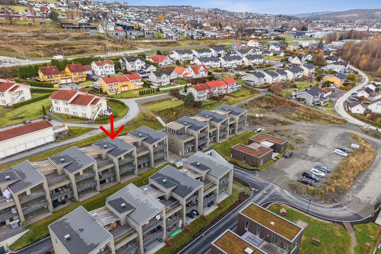 Boligen ligger i et etablert og familievennlig område på Gjøvik. Galleribilde