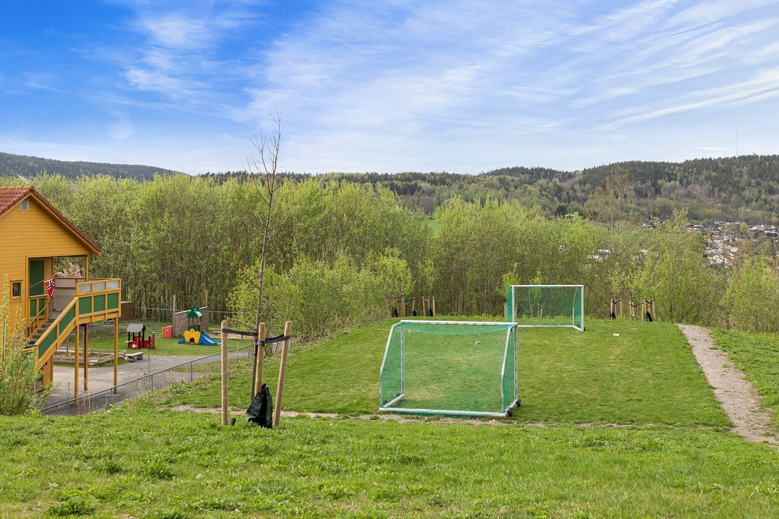 Det er rikt med tumleplass for to- og firbeinte på Kniveåsen, herunder også egen hundepark Galleribilde