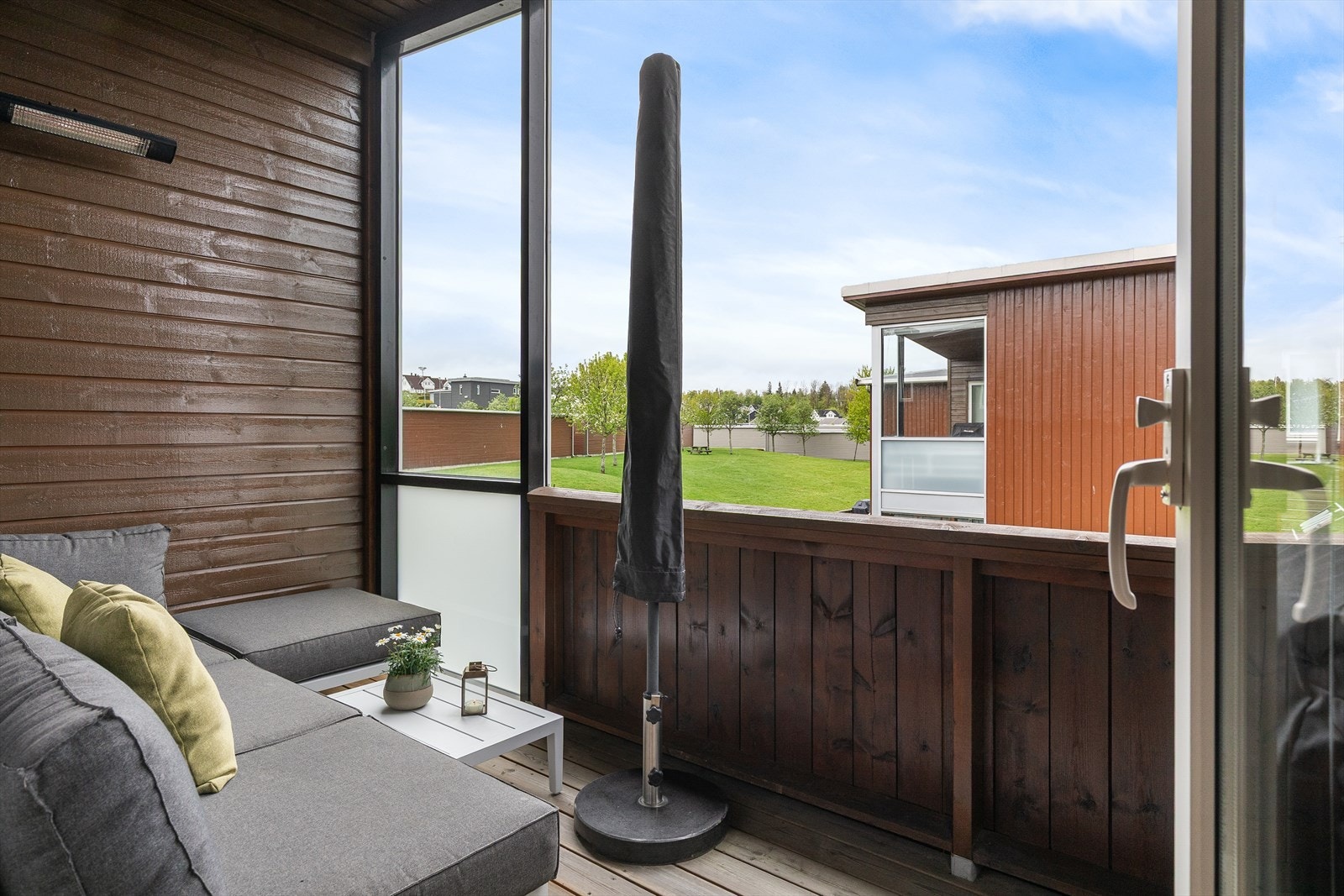 Leiligheten har god planløsning, lun uteplass og carport med elbillader Galleribilde