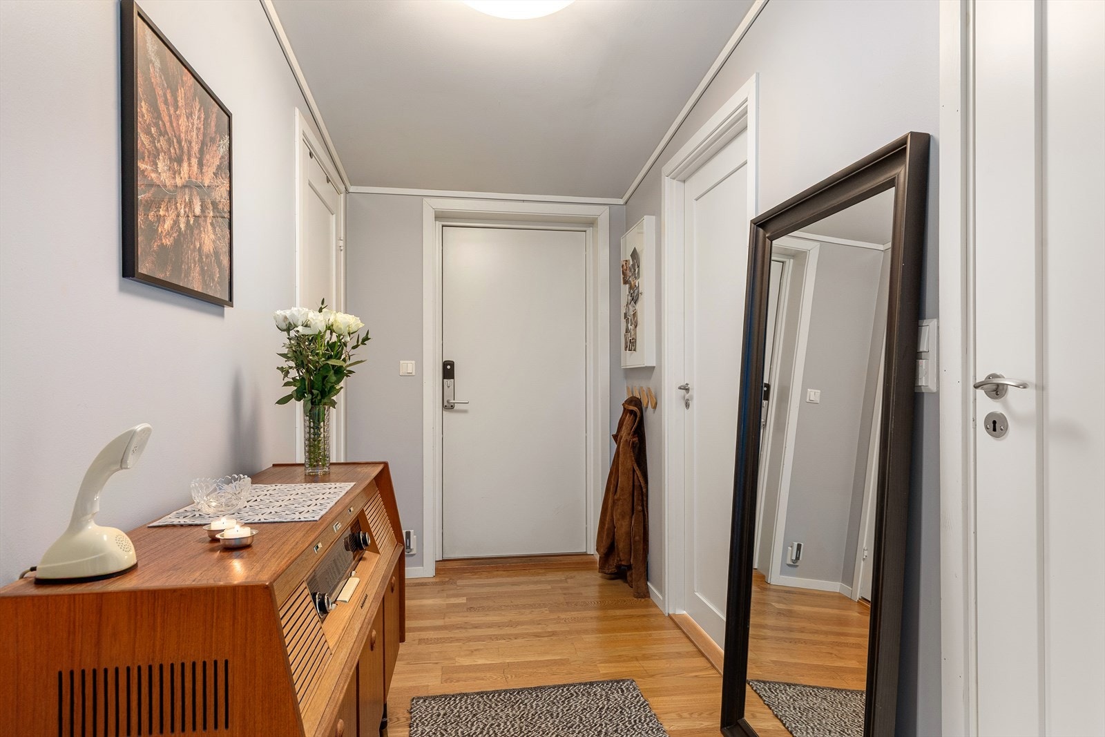 Velkommen hjem! Hall med plass for å henge fra seg, samt direkte adkomst til bod Galleribilde