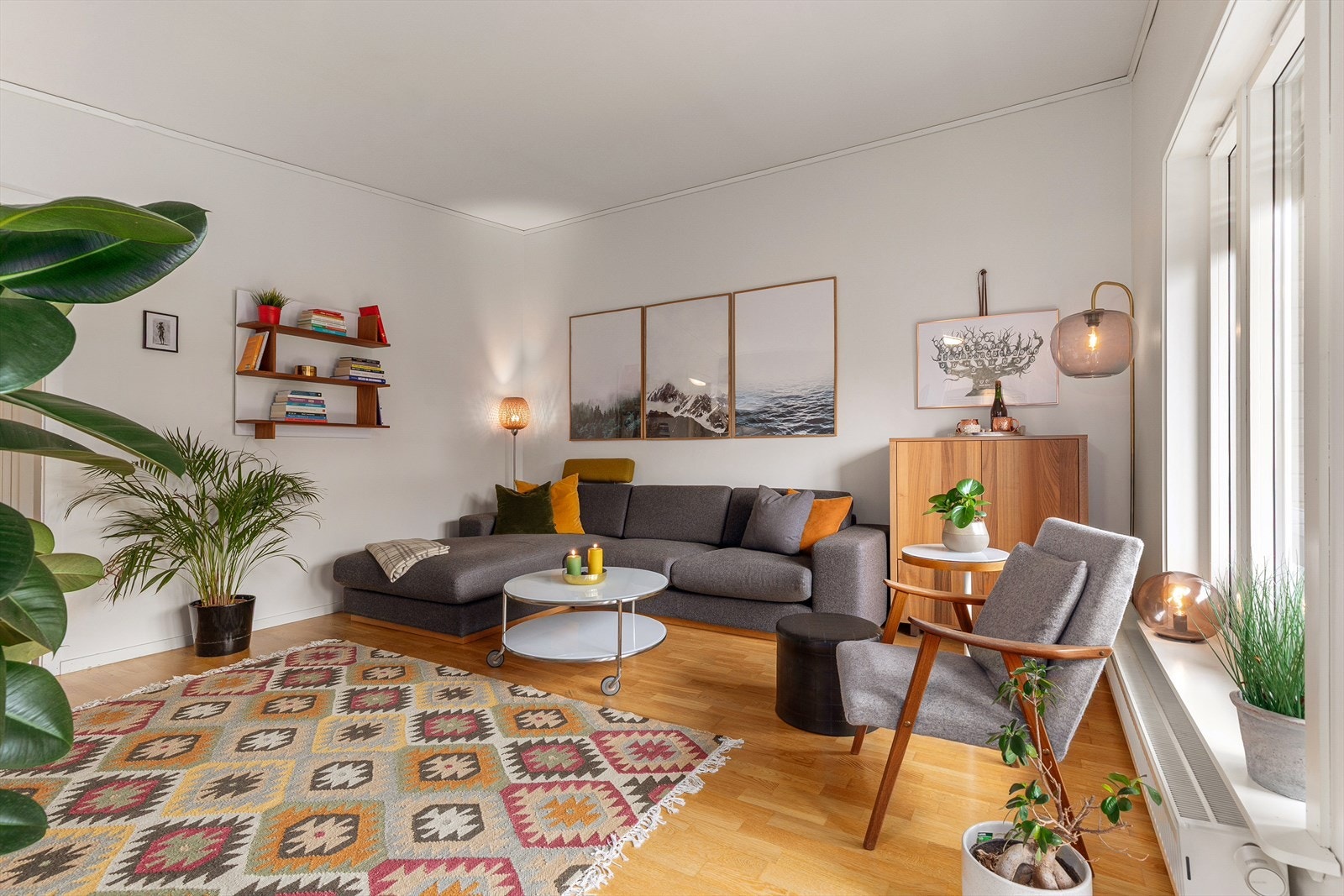 Stuen er lett å møblere med naturlig plass for sofa og tilhørende tv-møblement Galleribilde