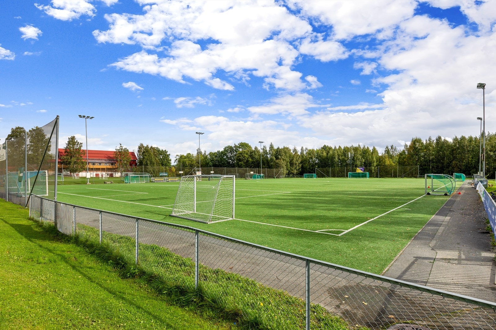 Åskollen har et meget aktiv idrettsmiljø innenfor ba de ha ndball og fotball, hvor Glassverket IF jobber for at alle skal inkluderes Galleribilde
