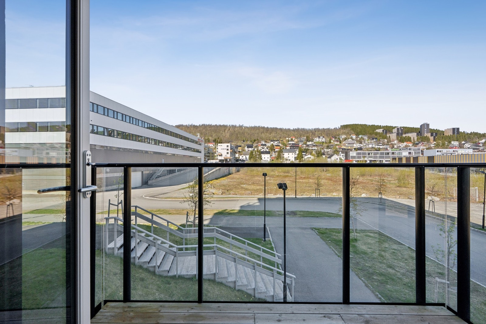 Den nord-vestvendte balkongen på ca. 4,6 m² har rekkverk i aluminium og glass. Galleribilde