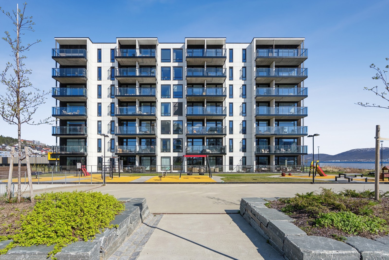 Moderne boligblokk fra 2018. Sameiet har heis og felles garasjeanlegg. Galleribilde