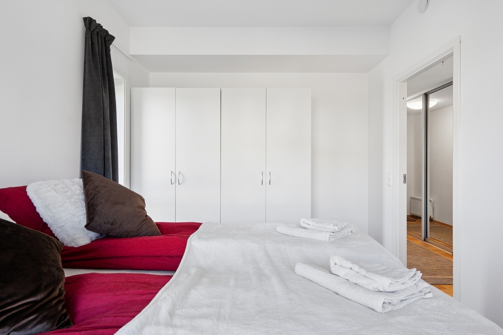 Leiligheten inneholder tre soverom, alle med parkett på gulv. Galleribilde