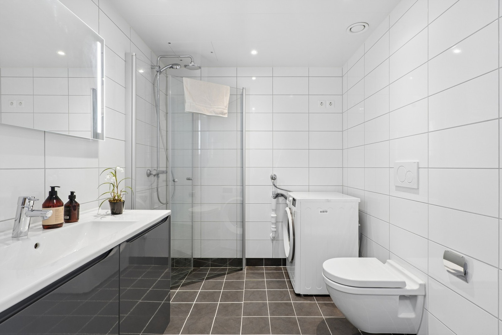 Badet er en prefabrikkert modul med teknisk godkjenning fra Sintef. Her er det også opplegg for vaskemaskin. Galleribilde