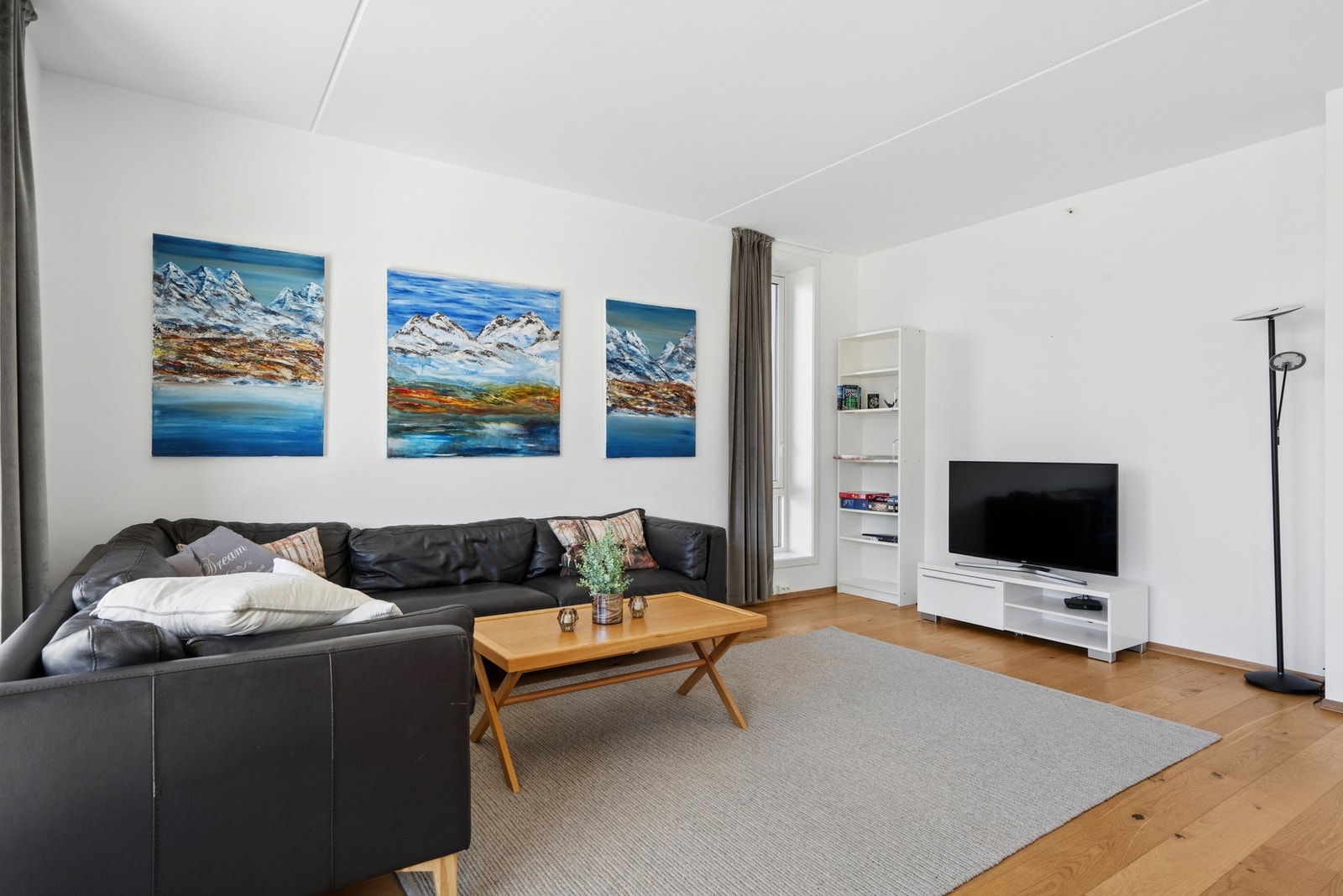 Gjennomgående parkett i oppholdsrommene. Oppvarming via radiatorer tilknyttet fjernvarme. Galleribilde