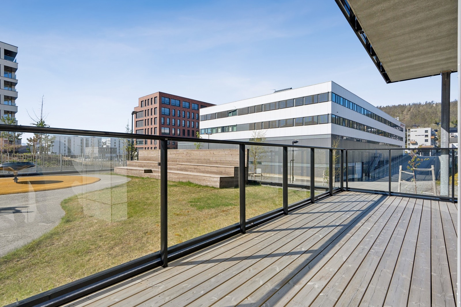 Den sørvendte terrassen på ca. 25 m² er et flott tillegg til stuen, med god plass for utemøbler. Galleribilde