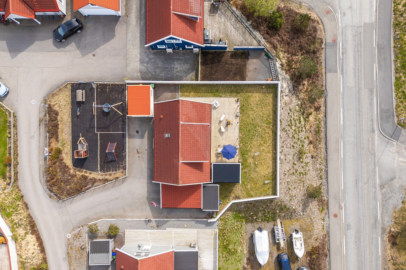 Tomten på 740,4 m² er godt utnyttet og for det meste opparbeidet. Galleribilde