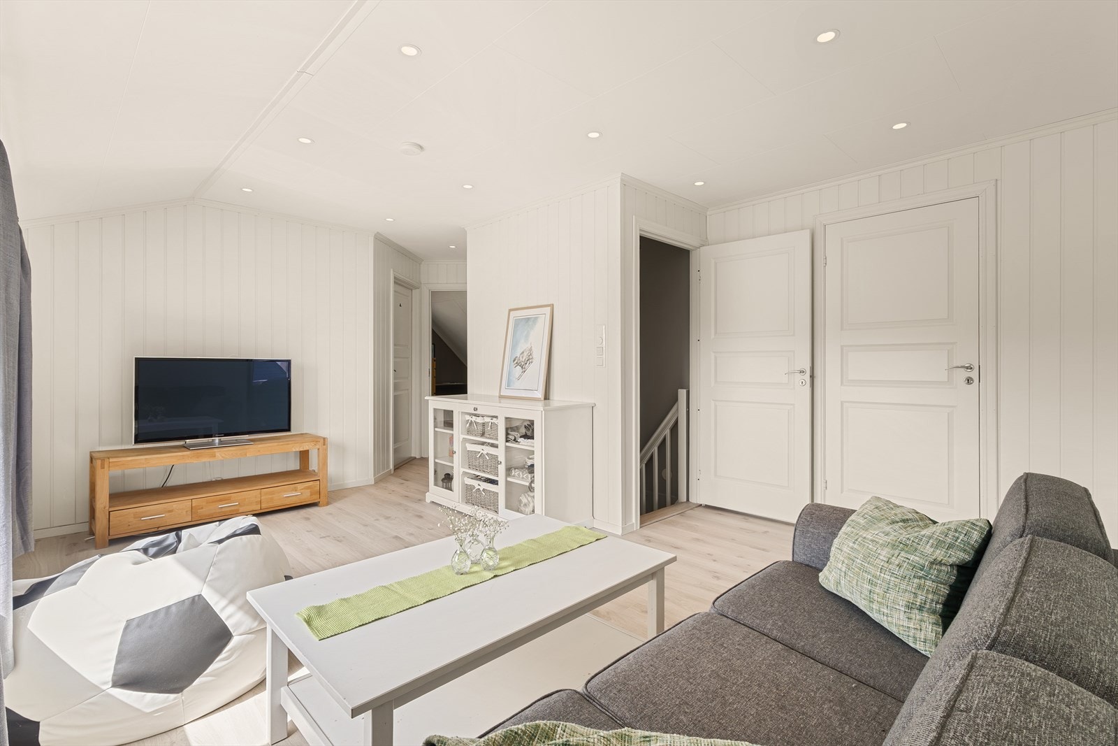 Loftstuen er romslig med god plass til sofagruppe eller ellers ønsket møblement. Galleribilde