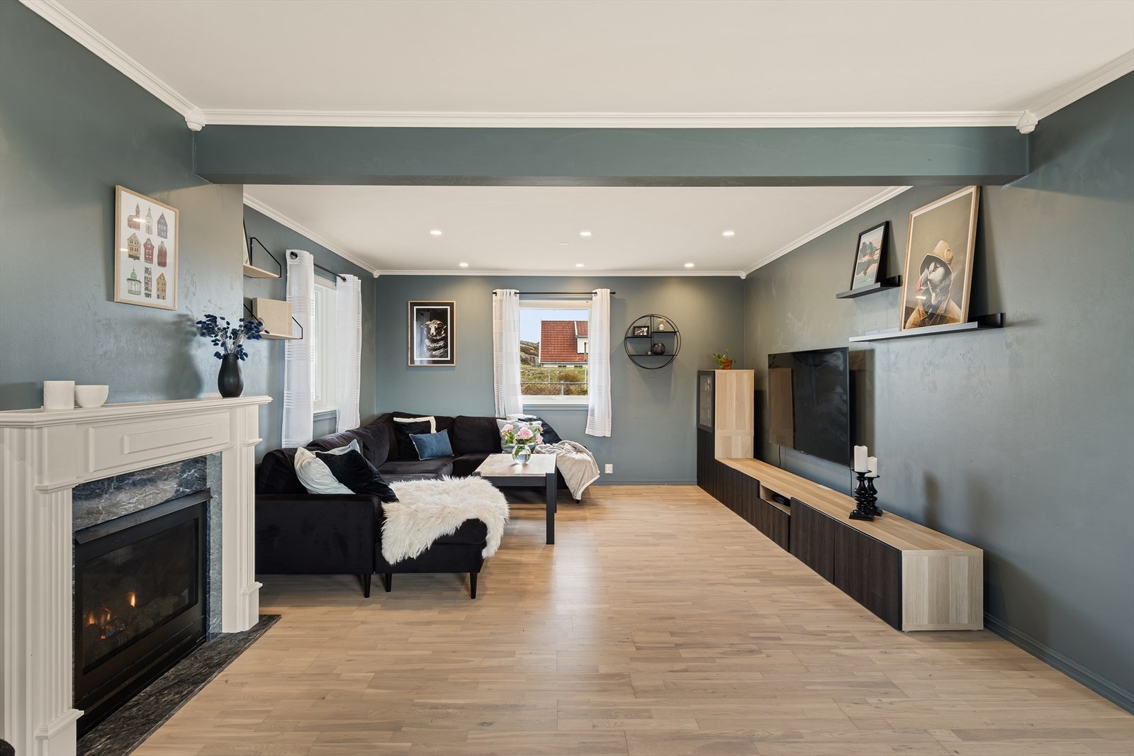 Boligen har videre overflater av parkett og laminat på gulv, samt vegger malt i fin og moderne fargepalett. Mulighet for omgjøring til soverom om man ikke trenger så stor stue. Galleribilde