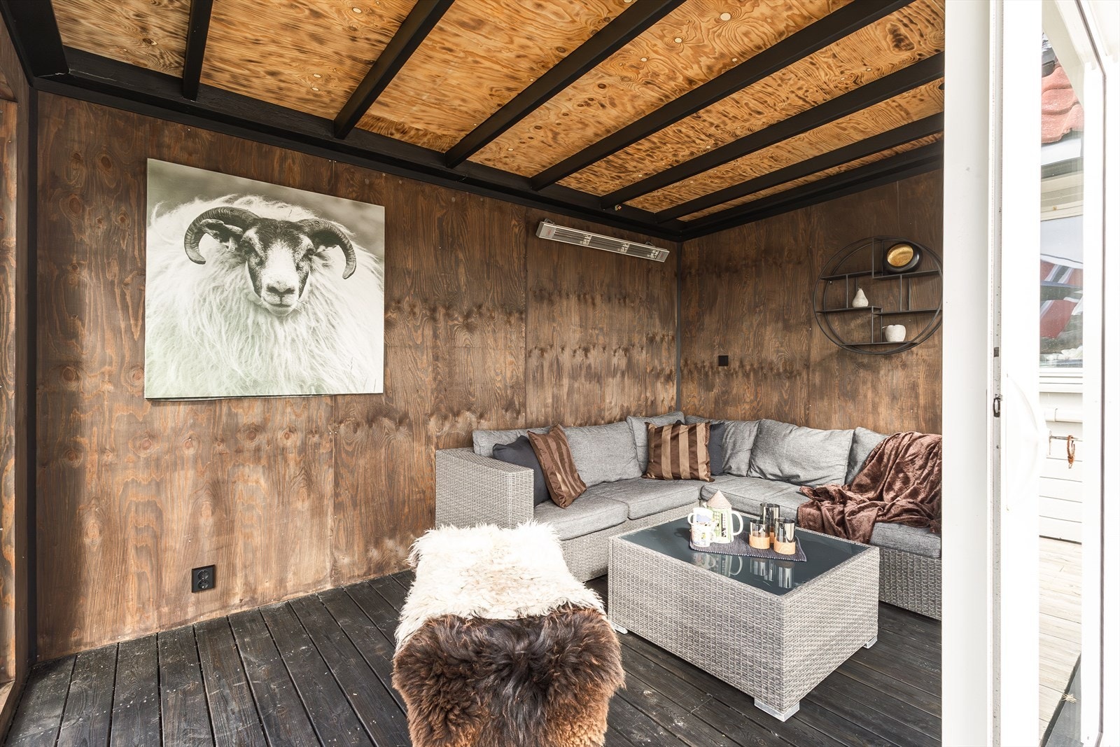 Vinterhagen har innlagt strøm og downlights i tak. Terrasse varmer til kaldere dager. Galleribilde