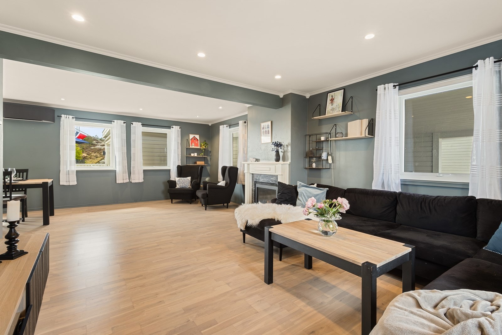 Stuen byr på muligheter til å innrede med sofagruppe i den ene delen og god plass til spisebord i den andre. Galleribilde