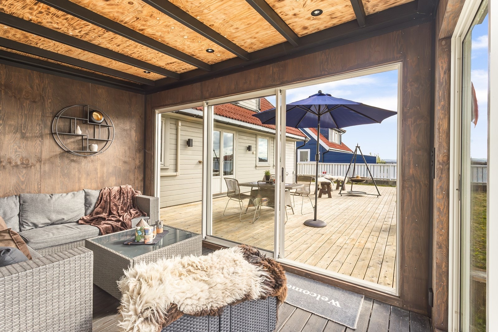 Vinterhagen har stor skyvedør. Galleribilde