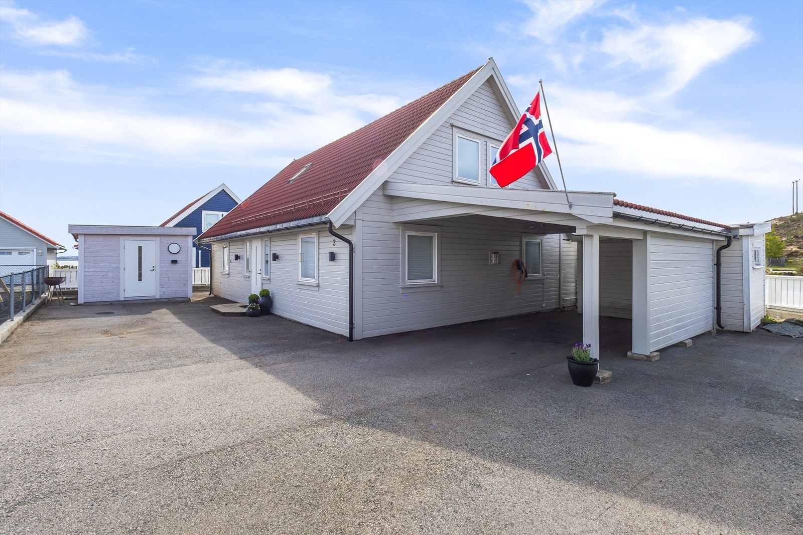 Parkering på egen tomt og i carport med 2 stk elbil-ladere. Galleribilde